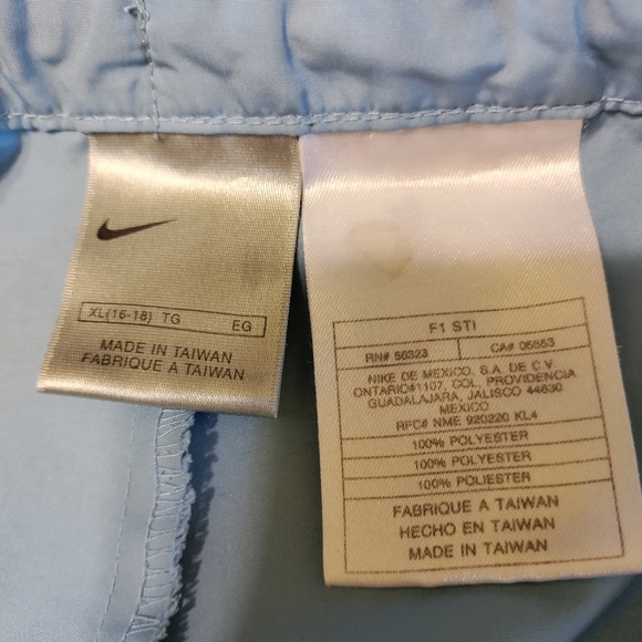 Nike 3/4 length athletic pants. Size XL/16-18. Blue. 100% Nylon - Picture 5 of 5
